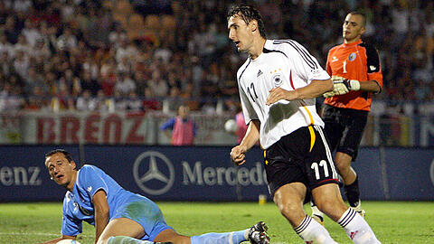 6. September 2006: Miroslav Klose umrundet auf dem Weg zum 6:0 San Marinos Torwart Aldo Simoncini (rechts) und Alessandro da Valle (links). Das 13:0 in jenem WM-Qualifikationsspiel ist das Rekordergebnis einer DFB-Elf auf fremdem Platz.