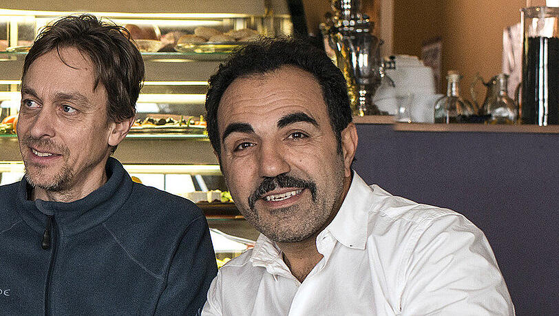 In "Stenzels Bescherung" unter der Regie von Marc-Andreas Bochert (l.) ist Schauspieler Adnan Maral als Bistrochef Mahmoud Umut zu sehen In "Stenzels Bescherung" unter der Regie von Marc-Andreas Bochert (l.) ist Schauspieler Adnan Maral als Bistrochef Mahmoud Umut zu sehen