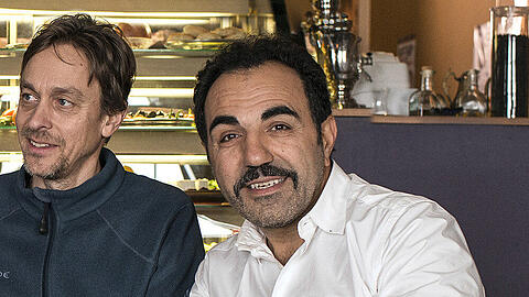 In "Stenzels Bescherung" unter der Regie von Marc-Andreas Bochert (l.) ist Schauspieler Adnan Maral als Bistrochef Mahmoud Umut zu sehen