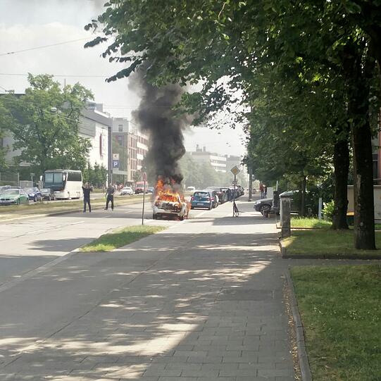 In der Berg-am-Laim-Straße ist am Donnerstag ein Auto komplett ausgebrannt.
