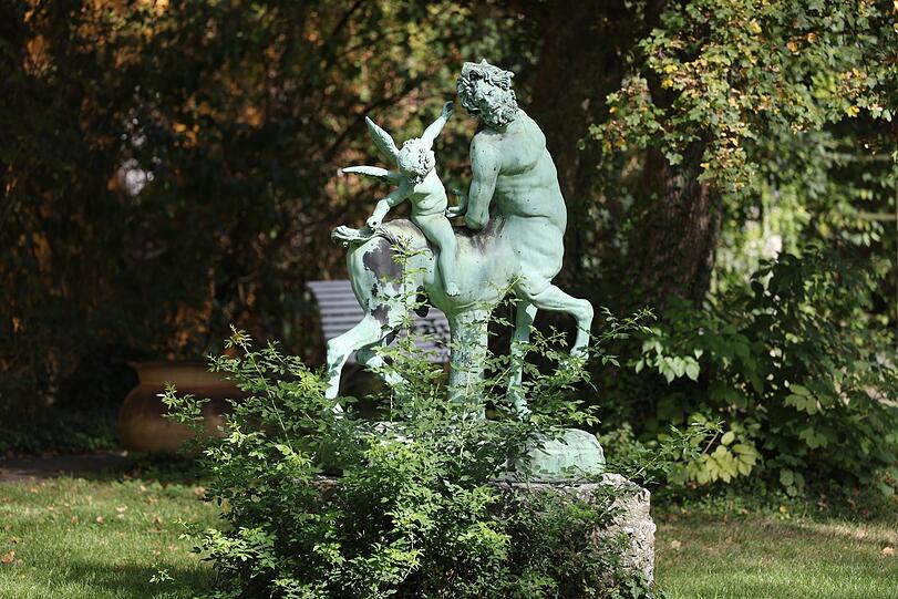 Das Kunstwerk "Zentaur und Eros" im Rosengarten.
