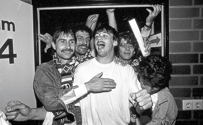 Der Held von Meppen: Peter Pacult wird von den Fans für sein Tor gefeiert.