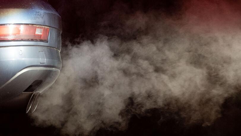 Für zu viel ausgestoßenes CO2 müssen die Autohersteller in der EU Strafe zahlen. Doch die Regeln werden gelockert. (Archivfoto)