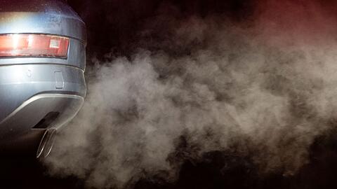 Für zu viel ausgestoßenes CO2 müssen die Autohersteller in der EU Strafe zahlen. Doch die Regeln werden gelockert. (Archivfoto)