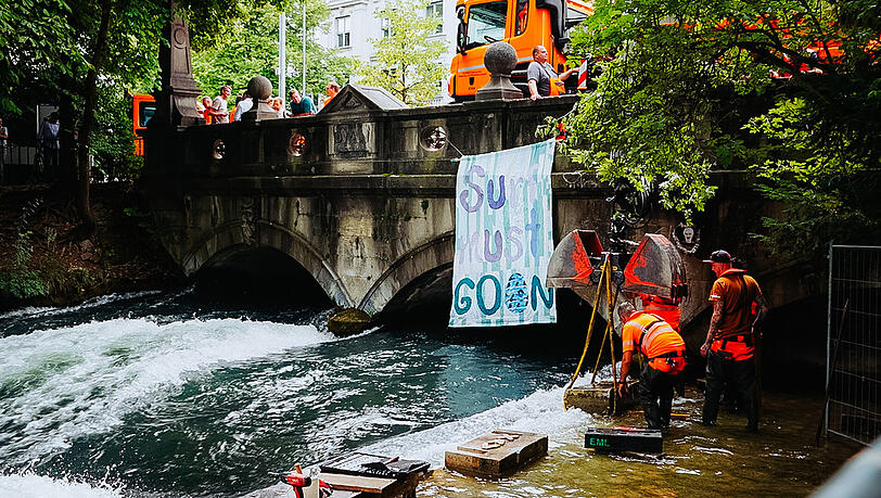 Am Freitagnachmittag waren Mitarbeiter des Baureferats noch damit beschäftigt, die Sperrelemente an der Eisbachwelle zu entfernen. Am Freitagnachmittag waren Mitarbeiter des Baureferats noch damit beschäftigt, die Sperrelemente an der Eisbachwelle zu entfernen.