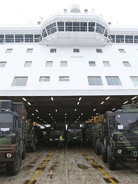 Zu Lande, zu Wasser und in der Luft: Hindernisse für grenzüberschreitende Militärtransporte sollen möglichst schnell abgebaut werden. (Archivbild)