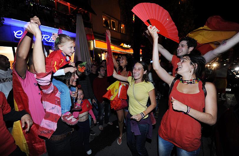 In München und rund um die Welt feierten die Spanien-Fans nach dem EM-Sieg über Italien ausgelassen - die Anhänger der "Squadra Azzurra" hingegen trugen Trauer. Hier sehen Sie die Bilder.