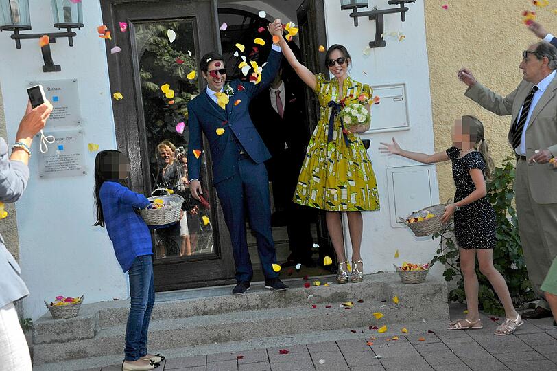 David Dietl und seine Frau Lydie vor dem Rathaus in Tegernsee