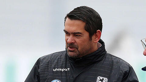 Der Protest-Marsch gegen ihn findet trotz einer Absage per Email statt: 1860-Sportchef Gerhard Poschner.