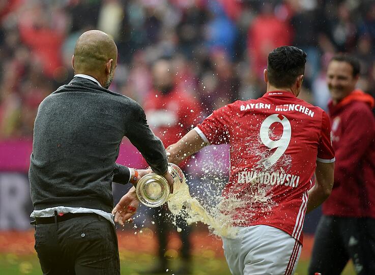 Robert Lewandowski stellt auch bei der Bierdusche seine Schnelligkeit unter Beweis.