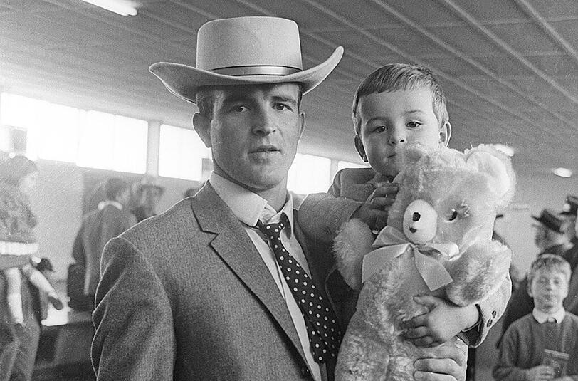 Bayern-Spieler Adolf "Adi" Kunstwadl im Juli 1966 am Münchner Flughafen - nach der Rückkehr von einer USA-Reise.