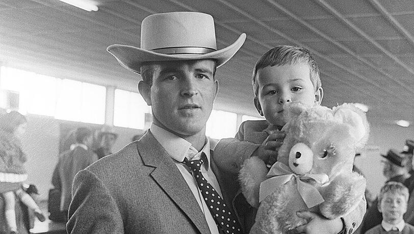 Bayern-Spieler Adolf "Adi" Kunstwadl im Juli 1966 am Münchner Flughafen - nach der Rückkehr von einer USA-Reise. Bayern-Spieler Adolf "Adi" Kunstwadl im Juli 1966 am Münchner Flughafen - nach der Rückkehr von einer USA-Reise.