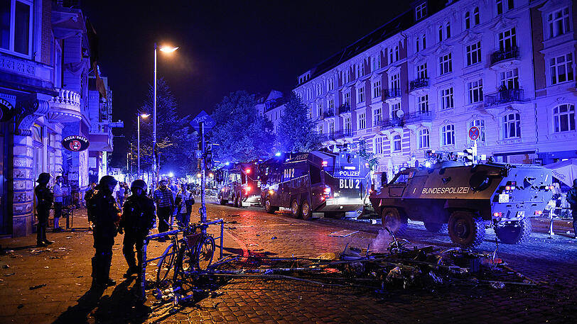 Gegen Mitternacht greift die Polizei dann ein &ndash; mit Wasserwerfern und Tränengas ging man gegen die Linksextremen vor.