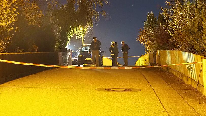 In der beschaulichen Gemeinde Altfraunhofen hat sich wohl eine Familientragödie ereignet. Die Bilder zeigen die Polizei am Tatort.