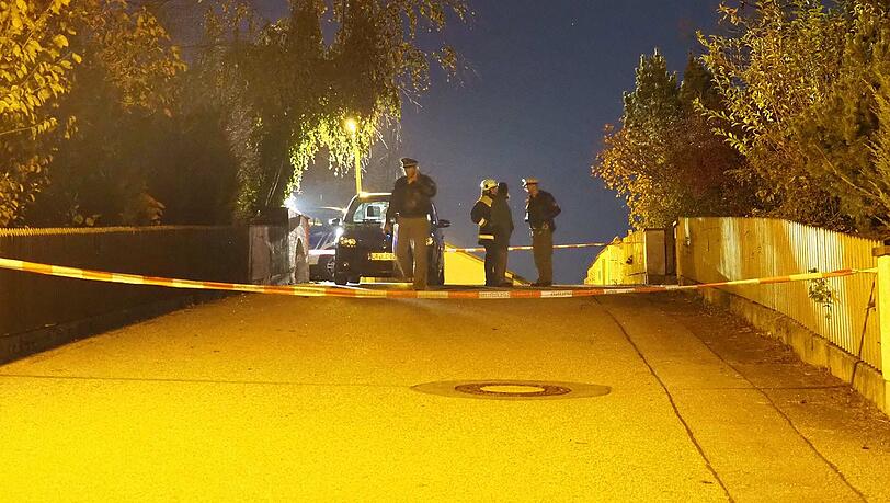 In der beschaulichen Gemeinde Altfraunhofen hat sich wohl eine Familientragödie ereignet. Die Bilder zeigen die Polizei am Tatort. In der beschaulichen Gemeinde Altfraunhofen hat sich wohl eine Familientragödie ereignet. Die Bilder zeigen die Polizei am Tatort.