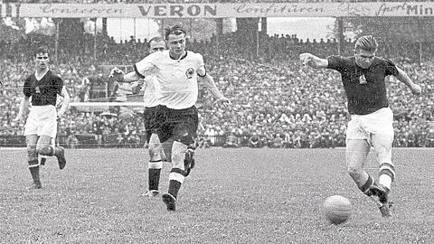 Einer der Helden von Bern: Nationalspieler Charly Mai (M.) im WM-Finale 1954 mit den Ungarn Ferenc Puskas (l.) und Sandor Kocsis.