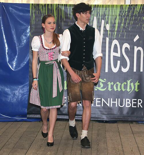 Trachtenmodenschau auf dem 27. Haderner Dorffest. Die Bilder.