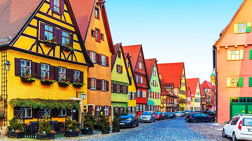 Dinkelsbühl in Mittelfranken ist weit über die Grenzen Deutschlands hinweg für sein romantisches Stadtbild bekannt.
