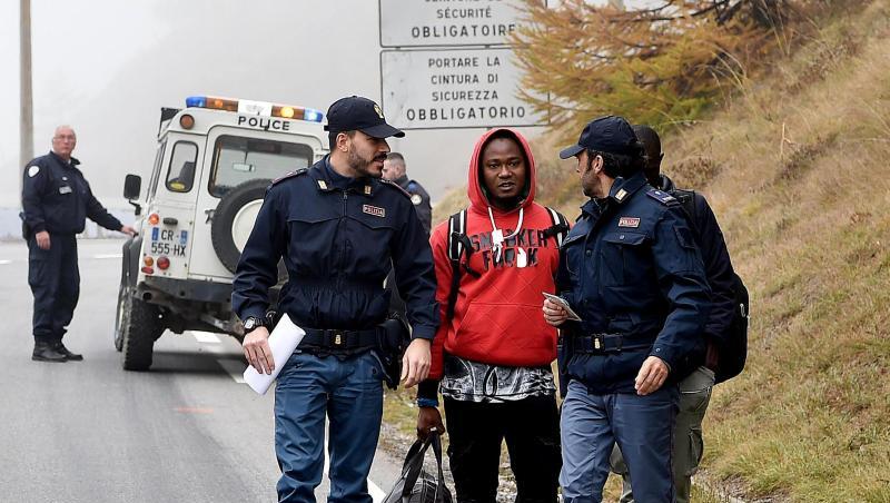 Italienische Polizisten überprüfen einen Mann nahe der Grenze zu Frankreich. Italienische Polizisten überprüfen einen Mann nahe der Grenze zu Frankreich.
