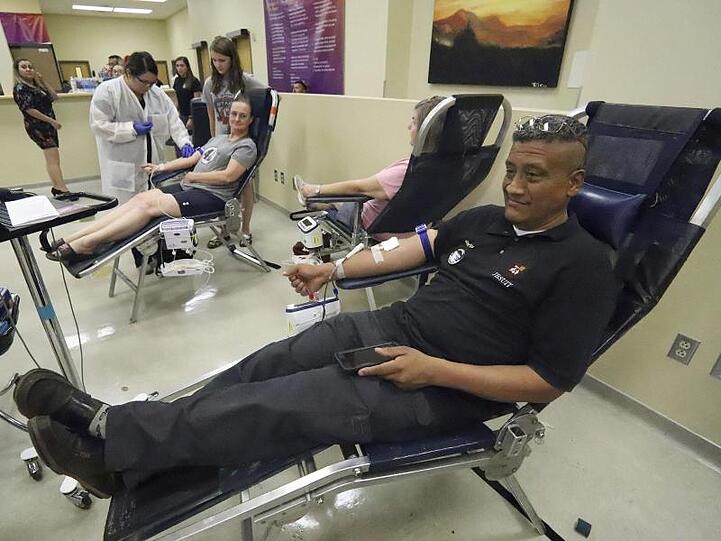 Zahlreiche Menschen spenden in El Paso Blut.