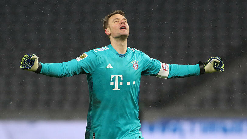 Manuel Neuer freut sich nach Abpfiff über den 1:0-Erfolg seiner Bayern gegen Hertha BSC.