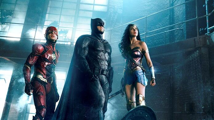 Nach zwei großartigen Stunden als Team zusammengefunden: The Flash (Ezra Miller), Batman (Ben Affleck) und Wonder Woman (Gal Gadot).