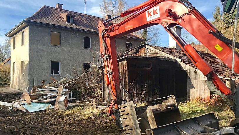 In der Eggartenstraße 9 waren am Freitag die Abrissbagger zugange. (Archivbild)