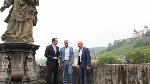 Der Fototermin der Fraktionsvorstände wurde von kleineren Protesten begleitet.