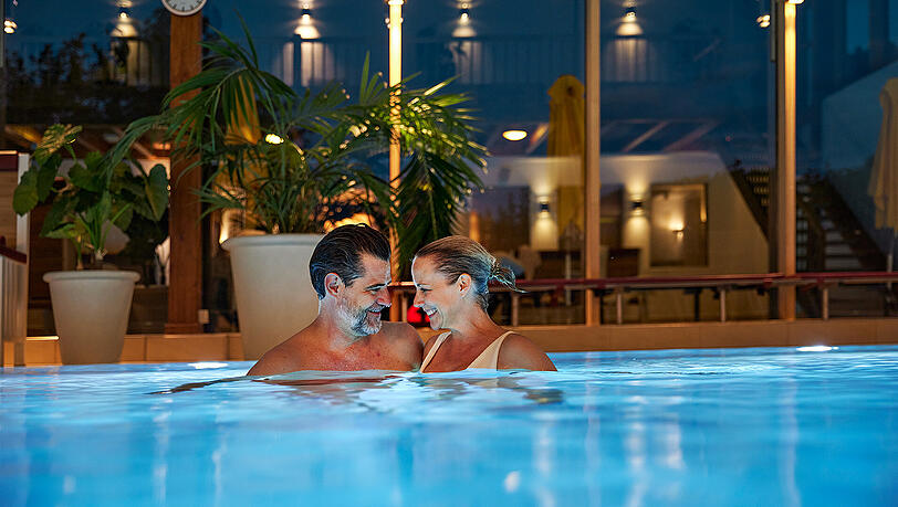 Romantische Auszeit im beleuchteten Spa-Pool.