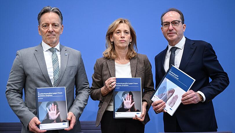 BKA-Pr&auml;sident Holger M&uuml;nch, Bundesfamilienministerin Karin Prien (CDU) und Bundesinnenminister Alexander Dobrindt (CSU) pr&auml;sentieren in Berlin zwei Sonderauswertungen der Polizeistatistik: Ein Bundeslagebild zu h&auml;uslicher Gewalt und ein Lagebild zu Straftaten gegen Frauen.