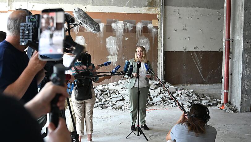 Bauministerin Verena Hubertz schaute sich in Berlin den Umbau zu Wohneinheiten an.