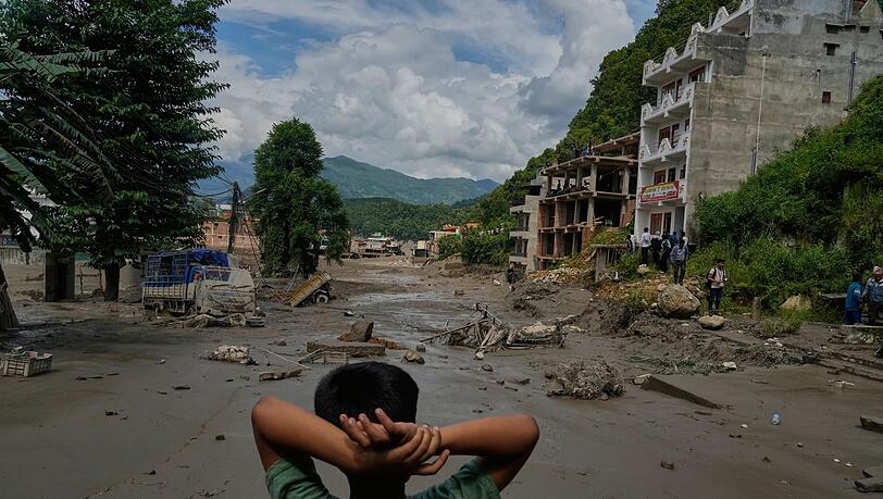 Ein Junge betrachtet die Verwüstungen durch die Sturzflut in Nepal. (Archivbild) Ein Junge betrachtet die Verwüstungen durch die Sturzflut in Nepal. (Archivbild)
