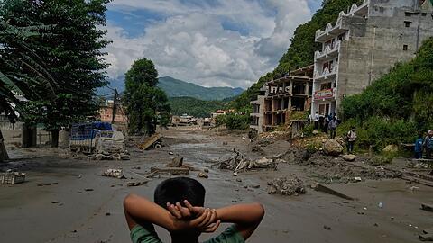 Ein Junge betrachtet die Verw&uuml;stungen durch die Sturzflut in Nepal. (Archivbild)