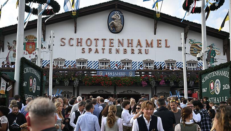 Das Schottenhamel-Zelt musste lange zittern - dort wird traditionell auch das erste Fa&szlig; der Wiesn anstochen. (Archivbild)