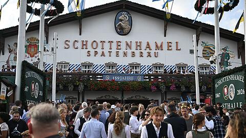 Das Schottenhamel-Zelt musste lange zittern - dort wird traditionell auch das erste Fa&szlig; der Wiesn anstochen. (Archivbild)