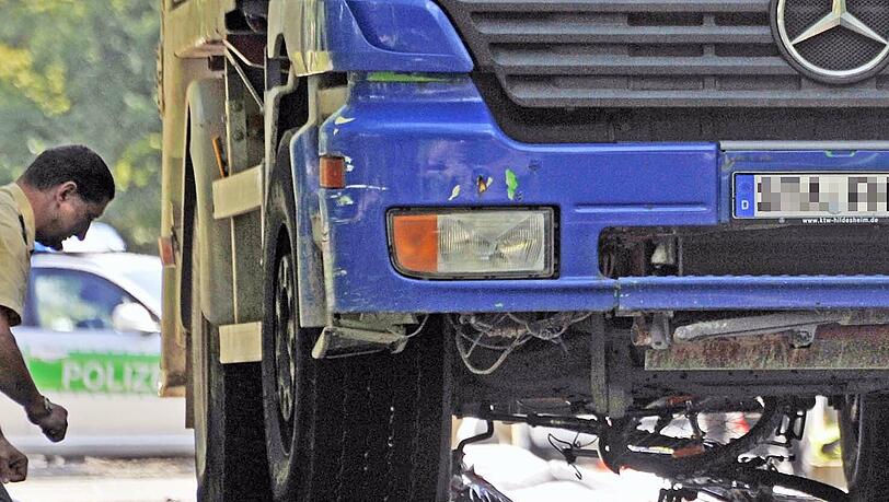 Ein Lkw hat am Donnerstag eine Radlerin beim Abbiegen übersehen. Die Frau stürzte, wurde unter das Fahrzeug gezogen und überrollt. Sie starb noch an der Unfallstelle. Ein Lkw hat am Donnerstag eine Radlerin beim Abbiegen übersehen. Die Frau stürzte, wurde unter das Fahrzeug gezogen und überrollt. Sie starb noch an der Unfallstelle.