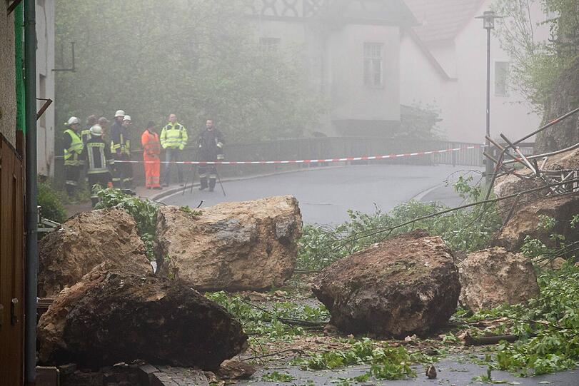 300 Tonnen Steine und Geröll haben in Neuhaus an der Pegnitz ein Haus beschädigt. Verletzt wurde niemand.