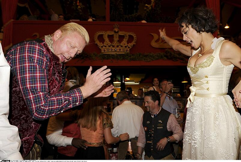 Boris Becker: So feiert die Tennis-Legende auf dem Oktoberfest 2013 mit seiner Familie. Die Bilder...