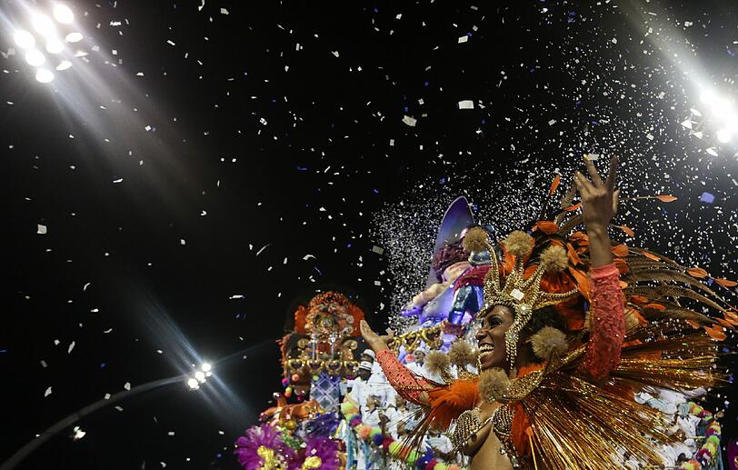 Ziemlich bunt, ziemlich heiß und ziemlich nackt: Beim Sambodromo tobt der brasilianische Karneval bei Temperaturen von über 30 Grad. Die Bilder.