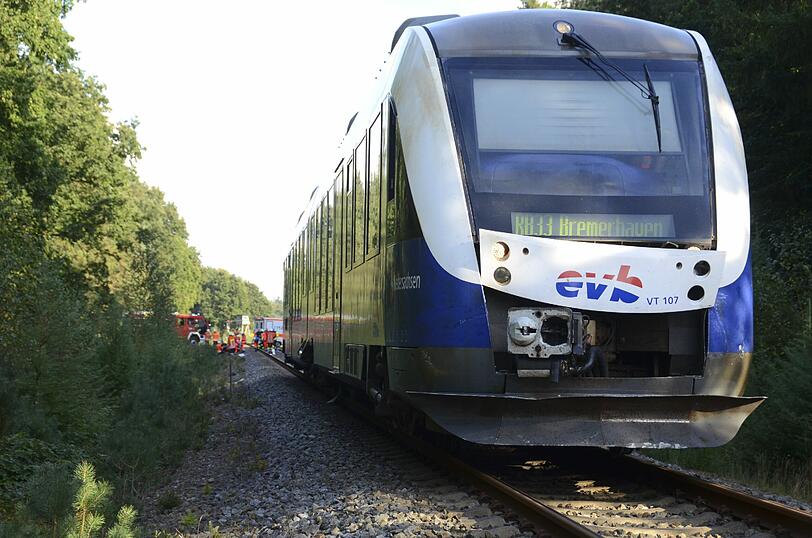 Bei dem tragischen Unfall an dem unbeschrankten Bahnübergang kamen die junge Mutter und ihre zwei Kinder ums Leben.