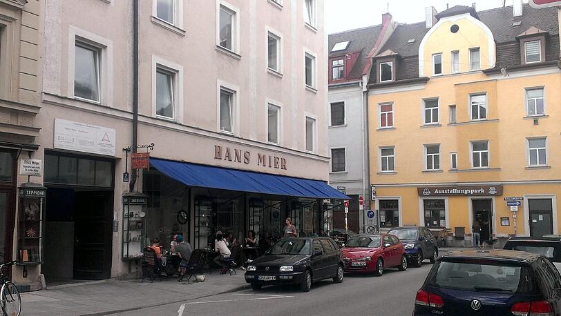 Das Café Marais war mal ein Kurzwarenladen - davon zeugt heute noch der Schriftzug des ehemaligen Besitzers, Hans Mier.