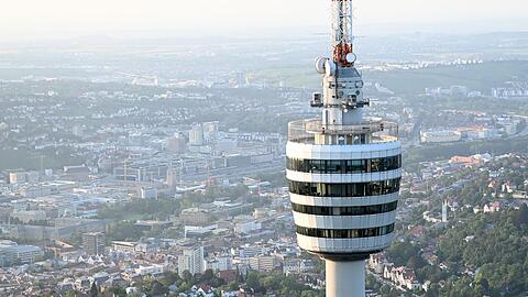 Im Stuttgarter Fernsehturm gibt es nicht nur Essen, sondern auch Yoga-Events oder Weinverkostung. (Archivbild)