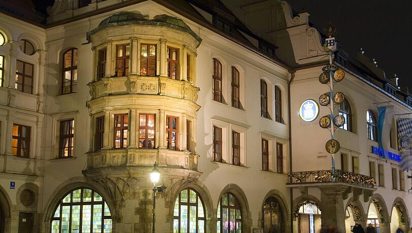 An Heiligabend bietet das Hofbr&auml;uhaus 600 wohnungslosen Menschen eine Heimat.