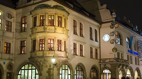 An Heiligabend bietet das Hofbr&auml;uhaus 600 wohnungslosen Menschen eine Heimat.