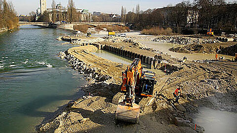 Großbaustelle vor dem Deutschen Museum: Die Bagger sind im letzten Abschnitt der Isar-Renaturierung schwer am Buddeln
