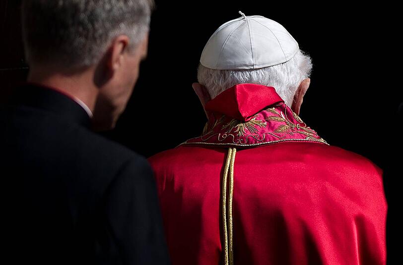 Papst Benedikt fällt nach seinem Rücktritt ganz in den Stand eines Bischofs im Ruhestand zurück.