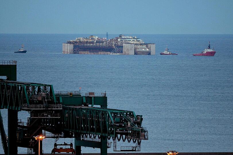 Die knapp viertägige Reise vom Unglücksort vor der Insel Giglio verlief für die "Costa Concordia", ihre vier Schlepper und zehn Begleitschiffe ohne größere Probleme.