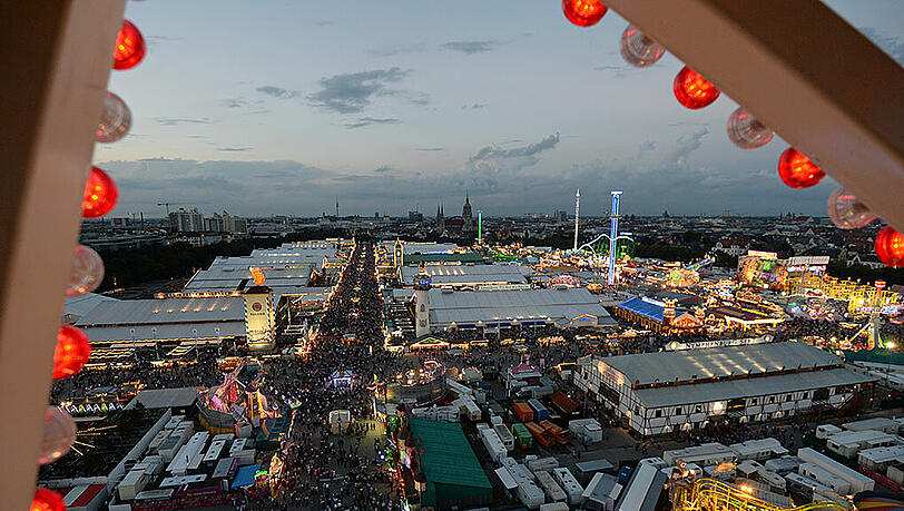 Immer wieder faszinierend: Der Blick vom Riesenrad auf das Festgelände des Oktoberfestes in München
