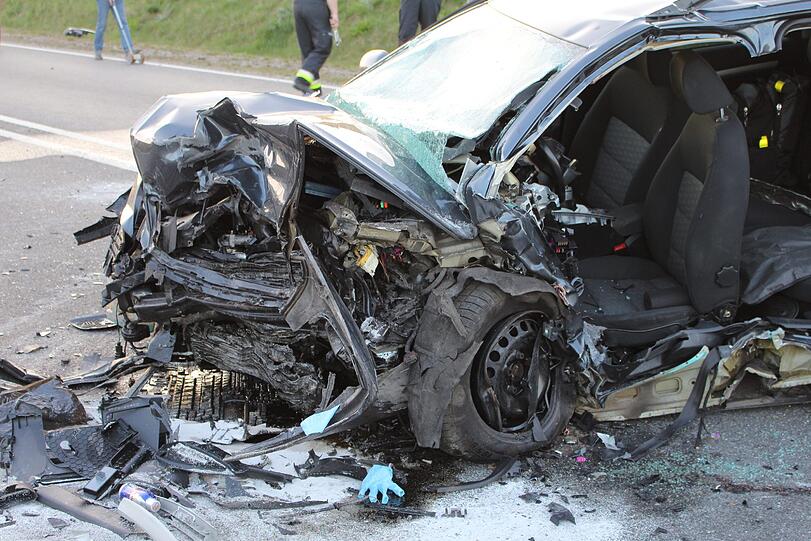 Bei dem Horror-Crash auf der B20 kam ein Mann ums Leben.