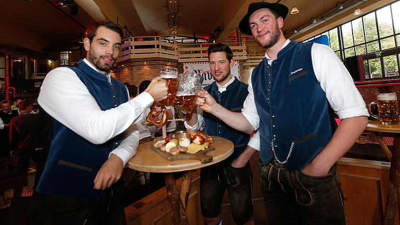 Die Eishockey-Cracks Patrick Hager, Konrad Abeltshauser und Markus Lauridsen vom EHC Red Bull München.
